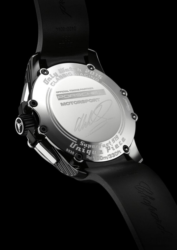 蕭邦Superfast Chrono Porsche 919 Only Watch 2015腕錶的鈦金屬底蓋上鐫刻有「Official Timing Partner Porsche Motorsport」和「Only Watch 2015」，以及馬克‧韋伯（Mark Webber）的簽名。
