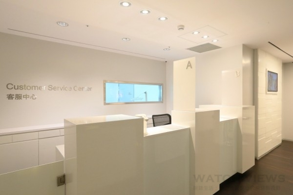 顧客接待區(reception) 接待櫃台與後方半開放式透明玻璃檢驗區