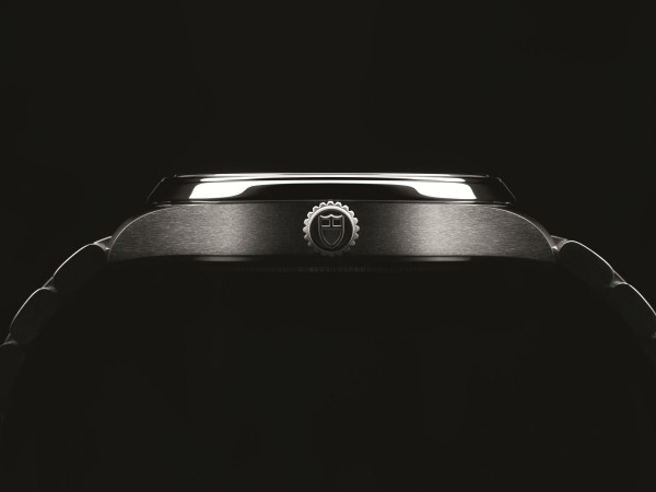 TUDOR STYLE腕錶的不銹鋼旋入式上鏈錶冠上有帝舵表標誌。