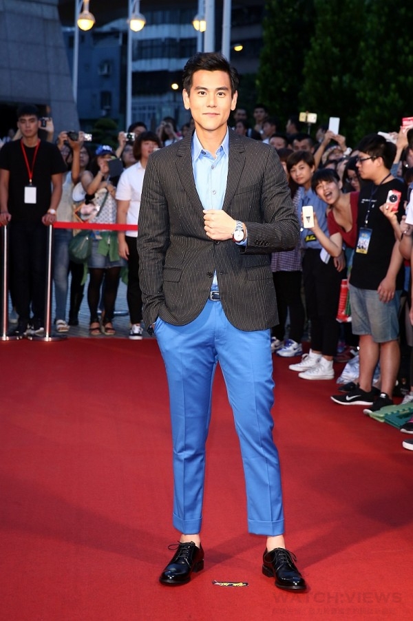 亞洲新天王彭于晏配戴浪琴表征服者經典兩地時間腕錶出席電影《破風》首映會。