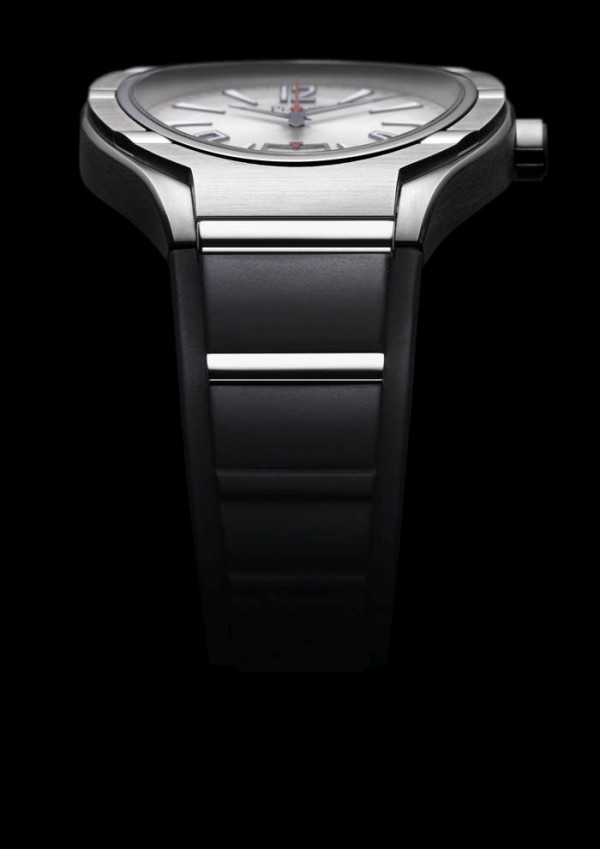 Piaget Polo腕錶以對待珍稀質材的態度精細處理，運用圓模雕刻處理的精鋼節段在錶框等距裝飾，同樣的元素延伸至黑色模鑄橡膠錶帶，在視覺上加重了錶殼與錶帶一體的整體性。