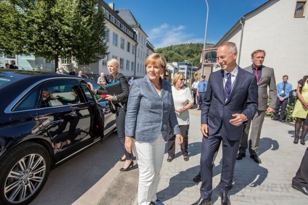朗格總裁威廉•施密德（Wilhelm Schmid）迎接德國總理默克爾（Angela Merkel）和薩克森州長斯坦尼斯拉夫•提里希（Stanislaw Tillich）的到訪，為朗格全新錶廠主持揭幕儀式。(Photographer: Ben Gierig)