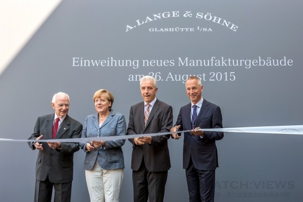 左起瓦爾特•朗格、德國總理默克爾（Angela Merkel）、薩克森州長斯坦尼斯拉夫•提里希（Stanislaw Tillich）和朗格總裁威廉•施密德（Wilhelm Schmid）共同為朗格全新錶廠揭幕進行剪綵儀式。(Photographer: Ben Gierig)