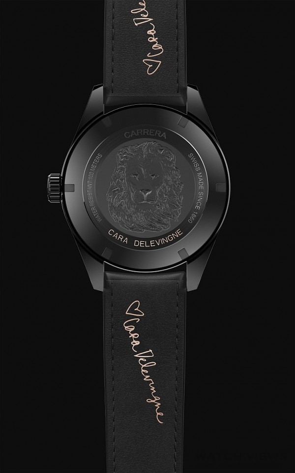 錶底蓋上則印有一個威風凜凜的百獸之王獅頭標誌，以突顯Cara Delevingne 的星座-獅子座。錶帶內側則帶有玫瑰金色的簽名設計。
