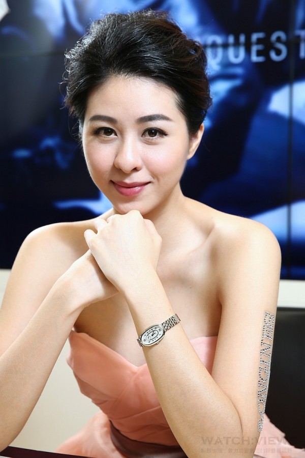 名模配戴浪琴表圓舞曲系列珍珠母貝小秒盤腕表。