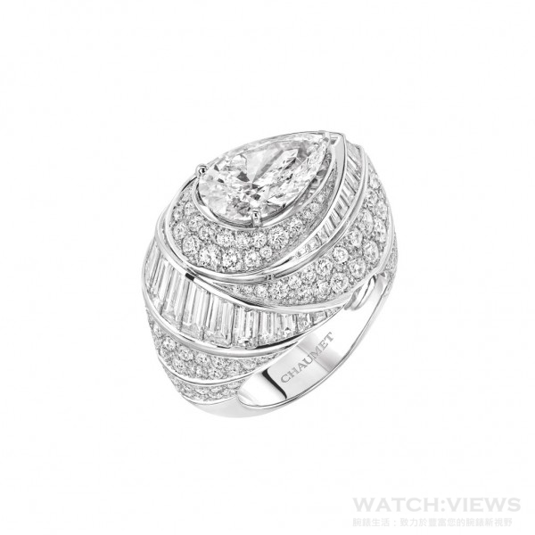 夜圓星辰鉑金戒指鑲有 1顆梨形 II-A DFL級美鑽，重 3.40克拉， 141顆明亮式切 割鑽石和31顆長梯形切割鑽石，約 NTD$17,556,000。