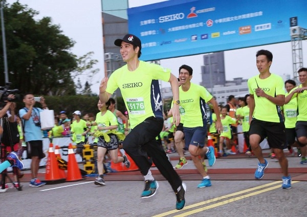 SEIKO代言人 王力宏身穿3K路跑服並搭配SEIKO Super Runners路跑限量錶款，創造個人紀錄，跑出13 分38秒佳績。
