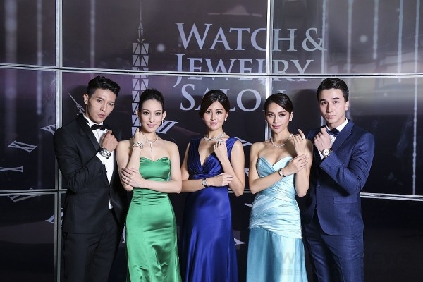 台北101頂級珠寶腕錶開幕記者會，邀請凱渥名模展演品牌新作。由左至右：陳禕倫、李曉涵、林葦茹、Kelly、羅素。