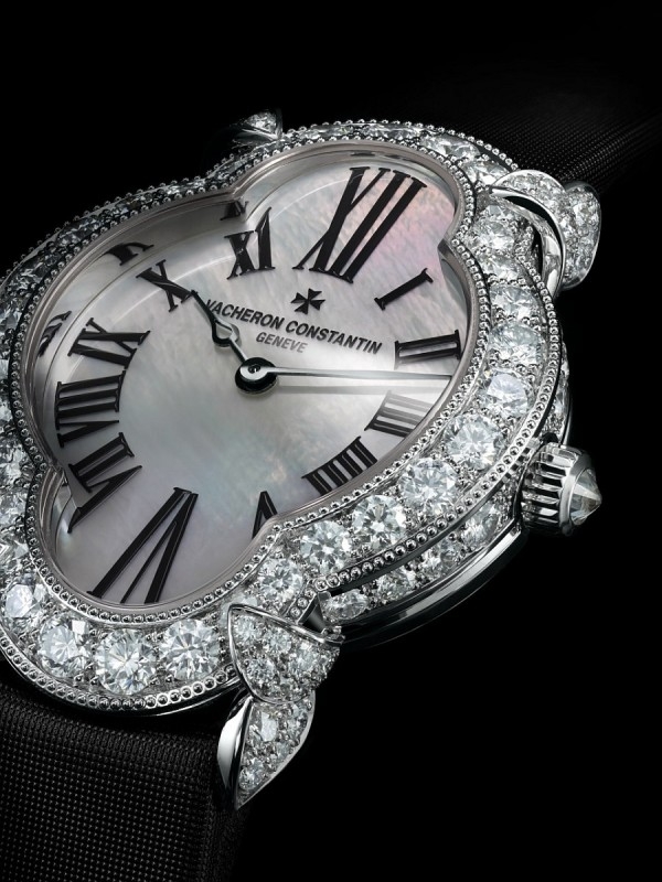 Heure Romantique以18K白金搭配104顆圓形切割鑽石（重約2.5克拉），珍珠貝母錶盤四周飾有波浪形設計錶圈。