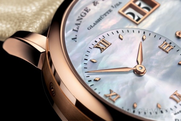 全新Little Lange 1為了呈現精緻深邃的藍色效果，兩個錶款的實心銀錶盤均以藍色作為底層，再飾上一層纖薄的珍珠母貝。