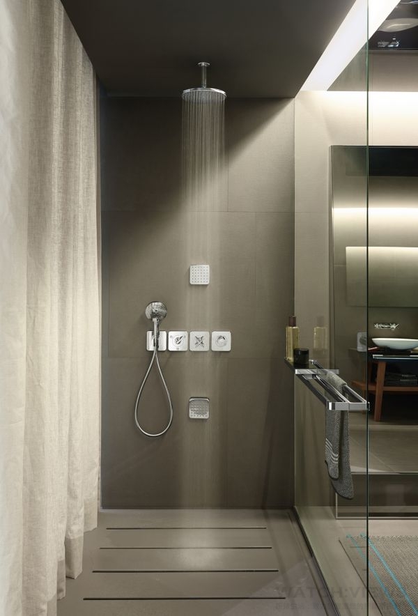 極簡時尚風的德式衛浴，提供操作簡易的淋浴設備功能。