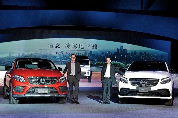 台灣賓士總裁邁爾肯(左)與副總裁司達恆(右)一同迎接Mercedes-Benz史上最強悍豪華休旅大軍登台