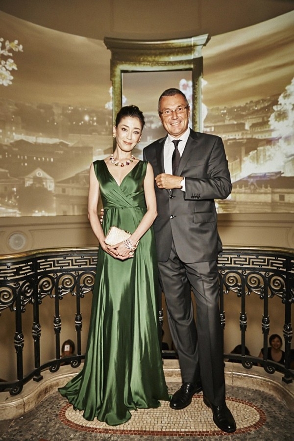 寶格麗全球總裁Jean-Christophe Babin與宮澤理惠在「寶格麗的藝術：義大利珠寶藝術 130 年展覽」開幕活動合影。