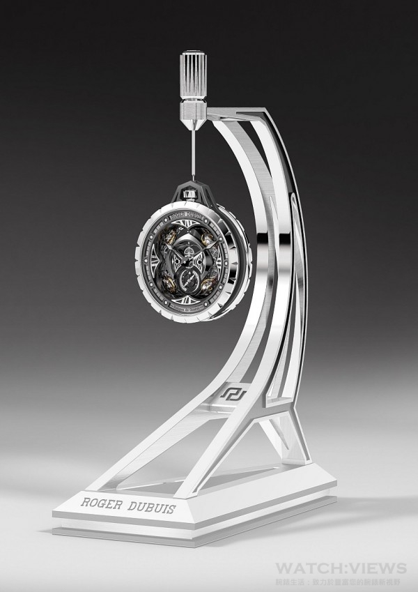 Excalibur Spider Pocket Time Instrument懷中時間儀，鈦金屬錶殼，直徑60毫米，搭配鈦金屬錶鏈，厚度19.60毫米，錶盤碳灰色内盤緣銀色外盤緣，帶有黑色分鐘圈、Roger Dubuis（羅杰杜彼）和Poinçon de Genève（日内瓦 印記）轉印字樣，6點鐘位置設有鍍銠動力儲存顯示器，白金鏤空指針覆有白色SLN超級夜光塗料，鍍銠鑲貼，防水30米，RD101手動上鏈機芯，限量28枚，日内瓦印記，建議售價約NTD15,790,000。