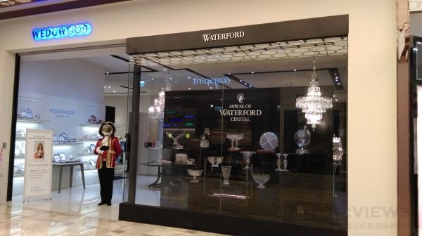 WEDGWOOD南紡夢時代旗艦店入口，即可見璀璨晶瑩的Waterford水晶製品。