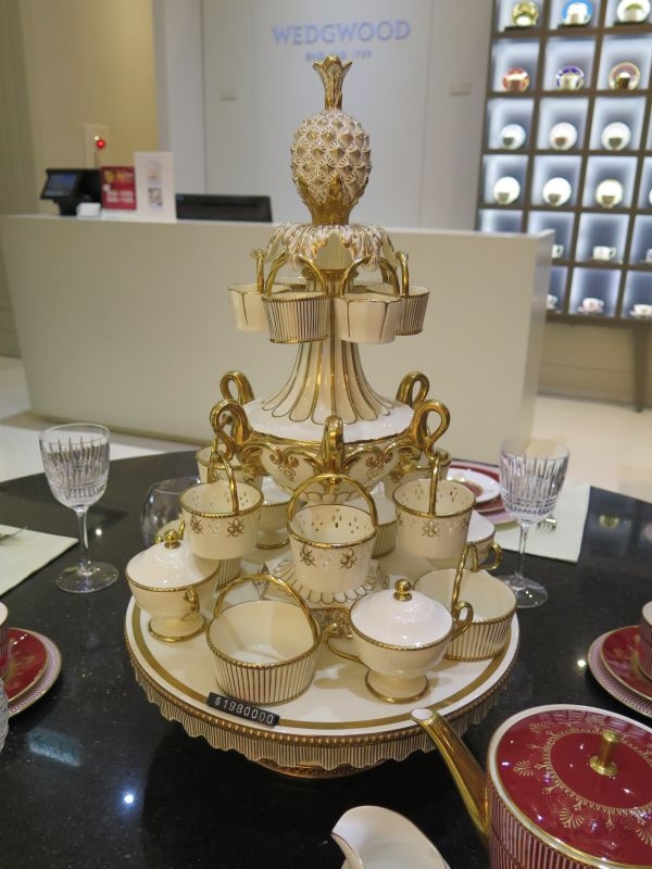 皇家御用鑲金飾架（Gilded Epergne），全球限量25組，售價198萬元。
