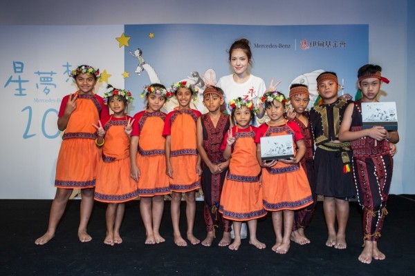 來自屏東草埔教會希望種子課輔班的孩子們與許瑋甯相見歡，她以自身經歷鼓勵孩子們堅持夢想，自信成就未來！
