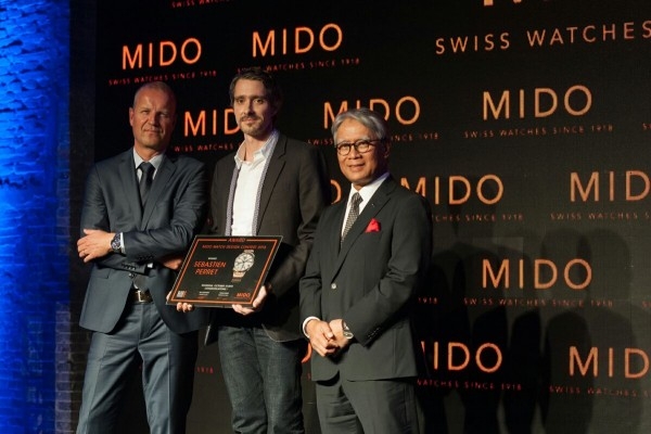 MIDO全球總裁Franz Linde(左起)、獲獎設計師Sébastien Perret、國際建築師協會主席Esa Mohamed頒獎合影