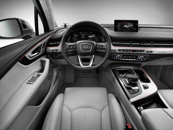 令人耳目一新的​​內裝鋪陳​，呼應外觀的設計語言同樣​透由水平線條​，定義出  The new Audi Q7座艙前衛奢華的嶄新風貌！