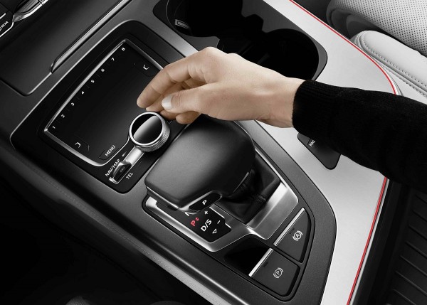 ​​The new Audi Q7  先進的Audi全數位虛擬座艙，打破既有資訊界面框架，完整傳達全方位駕駛資訊；而​「大型MMI觸控手寫板含8組記憶鍵功能」也同步列入配備項目中，所有系統操作、資訊取得只需要一指即可輕鬆完成。​