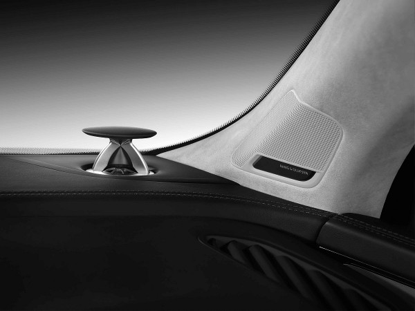 The new Audi Q7  是四環品牌旗下首部整合Bang & Olufsen先進音響系統與 3D環繞音效的車款，以總輸出功率高達1920 W的23支揚聲器，無論何種音源都能產生3D環境音效​。