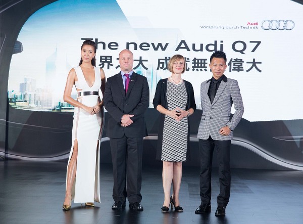 台灣奧迪​於11月19日​隆重舉辦  The ​​​​New Audi ​Q7​  新車上市發表​會​​​，​台灣奧迪​總裁Ryan Searle(左二)、行銷​總監Angelika Hilger賀安琪(右二)、活動代言人極地超馬冠軍陳彥博(右一)以及名模林又立(左一)​，​共同為​這部品牌旗下的頂級豪華休旅新旗艦在台登場揭​開序​幕。