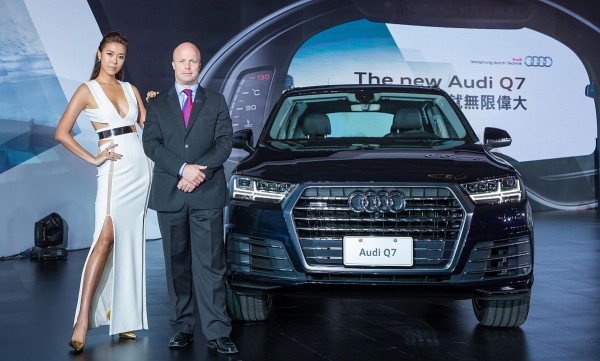 台灣奧迪​總裁Ryan Searle(右)和名模林又立(左)連袂和​​The new Audi ​Q7合影​​​​​​​。