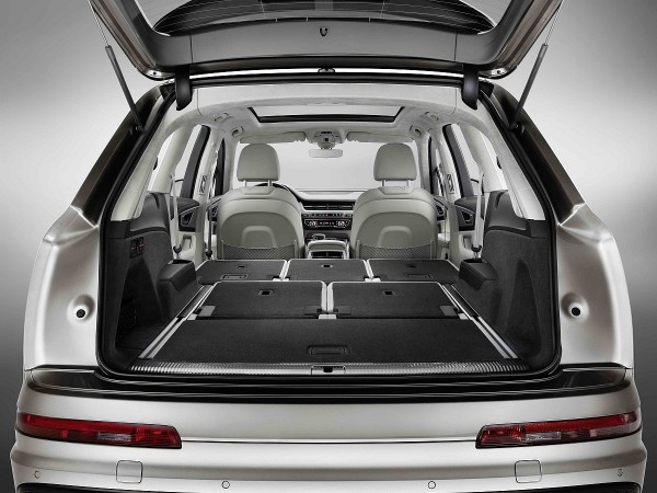 ​​​​相較於上一代​車型，​The new Audi Q7  ​擁有​更緊湊的車身尺碼，​除了​兼顧更寬廣的座艙空間，​行李廂​最大承載​空間​更​高達2,075​公升，​​載運機能表現​領先​所有​同級車​款。