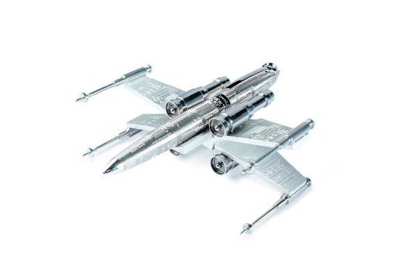 X翼戰機筆具雕刻星際大戰 Star Wars ，與 S.T.Dupont 聯名Logo、以及反抗軍標誌，模擬X翼戰機身上的設計。