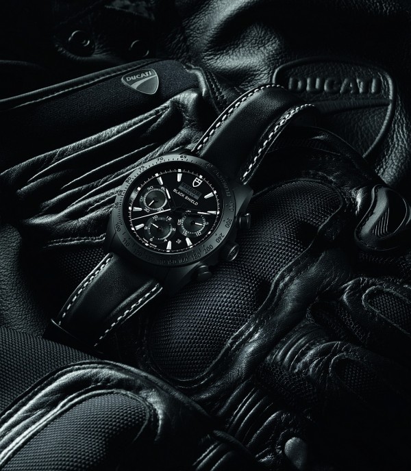新款帝舵Fastrider Black Shield腕錶動感優雅，線條陽剛，功能強勁。