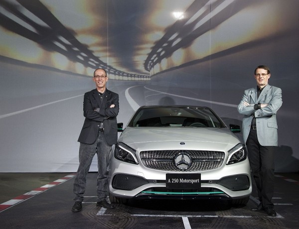 台灣賓士總裁邁爾肯(右)與轎車行銷業務處副總裁司達恆(左)與 A250 Motorsport Edition