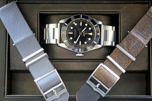 Heritage Black Bay One腕錶除了不鏽鋼鏈帶，還附設兩款獨特錶帶：暗棕色仿古皮錶帶及提花編織海軍灰色織紋錶帶。