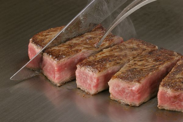 台南晶英「UKAI米其林傳奇饗宴」UKAI 鐵板料理-澳洲和牛牛排。