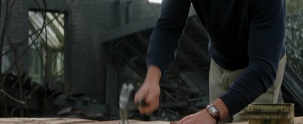 蝙蝠俠一片中，克里斯汀･貝爾（Christian Bale）飾演的Bruce Wayne，配戴積家經典大型翻轉系列日期腕錶Reverso Grande Date。