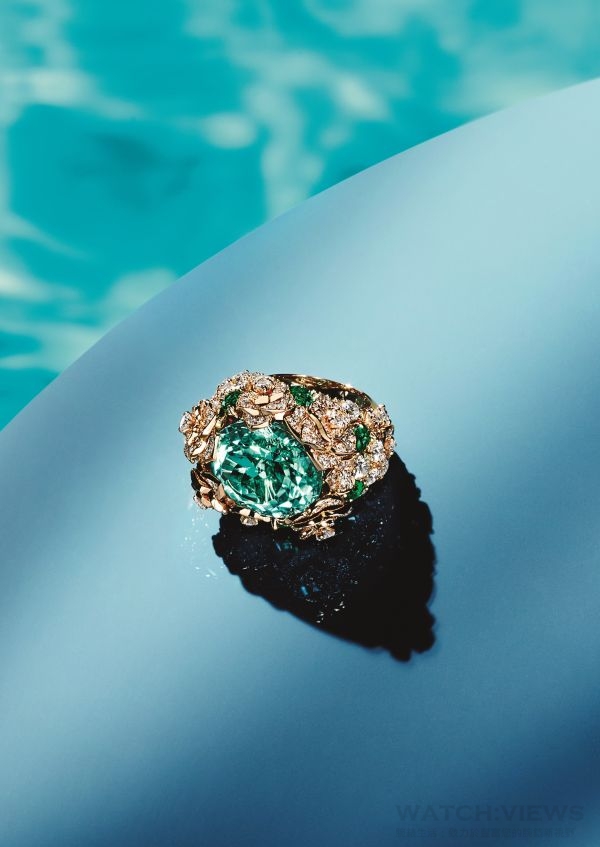 18K玫瑰金指環，鑲嵌1 顆橢圓形切割藍綠色碧璽（約重 18.74 克拉）、382顆圓形美鑽（約重 6.49克拉）及 7 顆梨形切割綠色碧璽（約重 1.96克拉），參考價NTD 6,250,000。