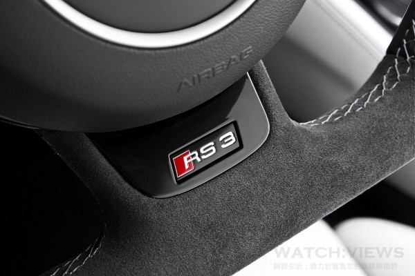 入座RS 3 Sportback / RS Q3的駕駛艙，醒目的RS樣式儀錶板和平底式多功能跑車真皮方向盤（均標配方向盤換檔撥片）立即進入視線範圍