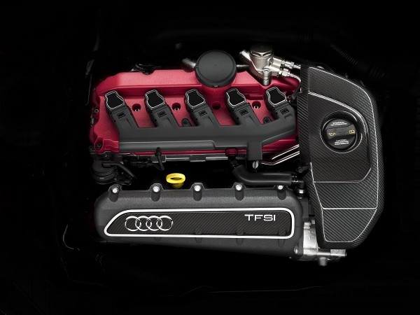 ›搭載獲獎無數的2.5升直列五缸TFSI引擎 + S tronic七速雙離合器自手排變速系統，全新RS 3 Sportback以極優異的367hp最大馬力主宰歐系鋼砲級距，不但創下Audi歷來直列五缸動力之最，成熟且優異的調校創造無可撼動的鋼砲王者地位