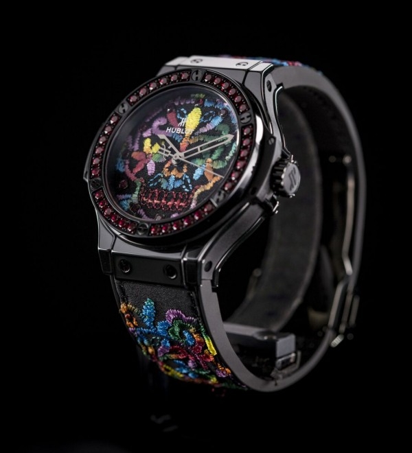 Big Bang Broderie Sugar Skull腕錶的錶殼採用黑色陶瓷材質製作，以極簡設計表達力與美的個性，錶盤則以創新碳纖維材質融入絕美刺繡工藝鑄模成型。