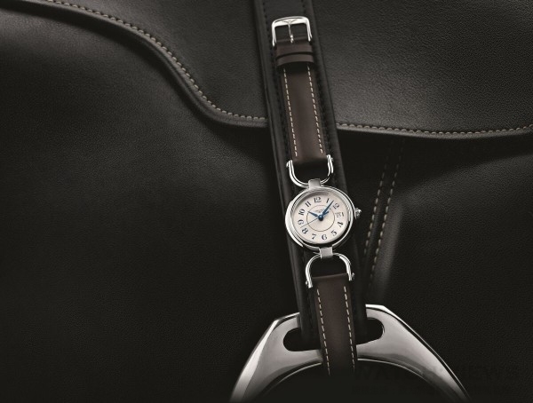 為見證長久以來對馬術運動的熱忱，並向 優雅女性致敬，浪琴表推出形狀和材質皆 從馬術世界的指標性元素汲取靈感的全新 Equestrian馬術系列腕錶。