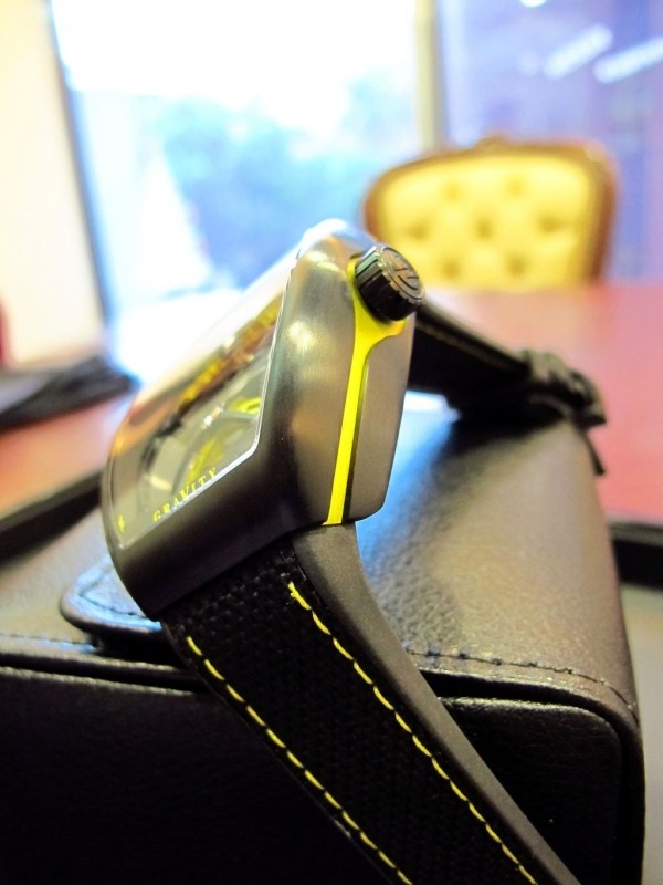錶殼側邊的黃色凹槽，與橡膠錶帶的黃色縫線，展現十足強悍的速度感。