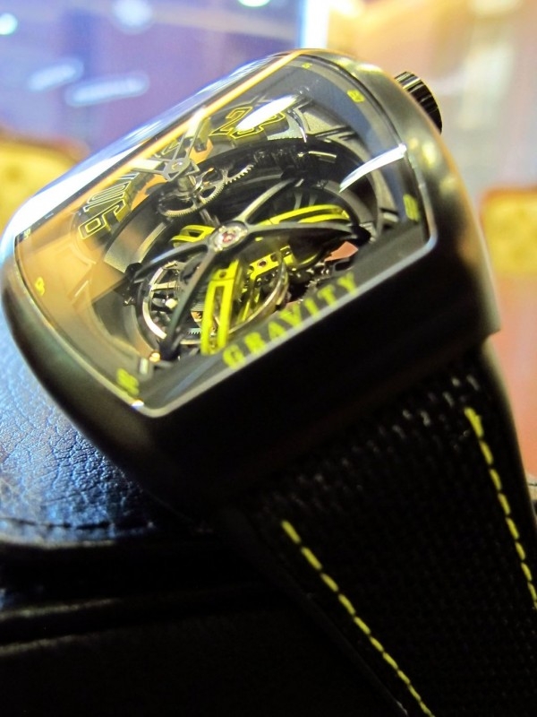 Vanguard Gravity陀飛輪腕錶擁有流線形的大弧度錶殼，是本系列的最大賣點。