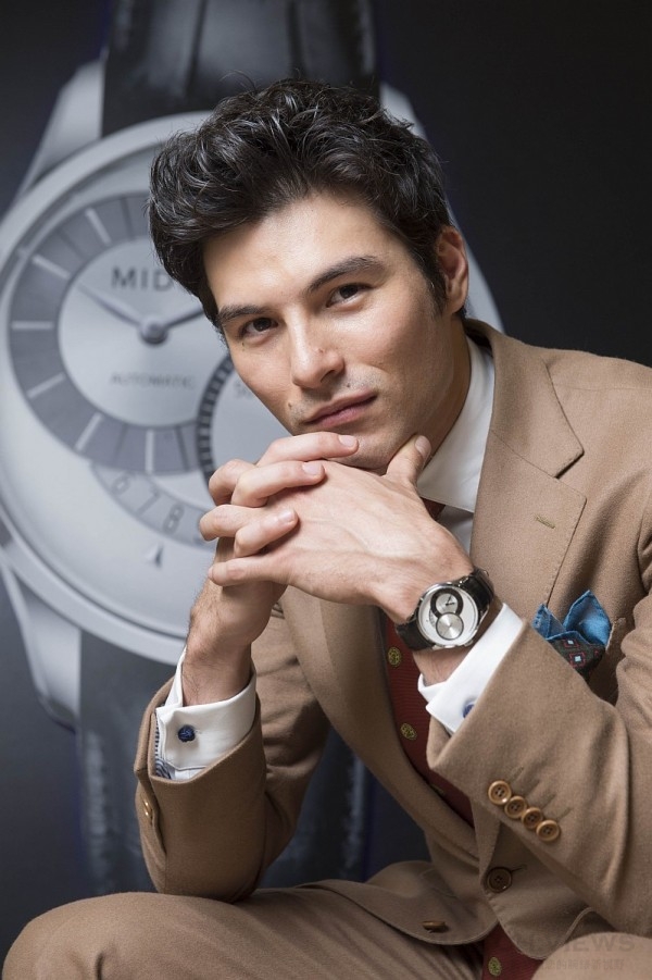 英倫紳士鳳小岳佩戴MIDO美度表Belluna II 雋永系列時分偏心腕錶，風格相得益彰。