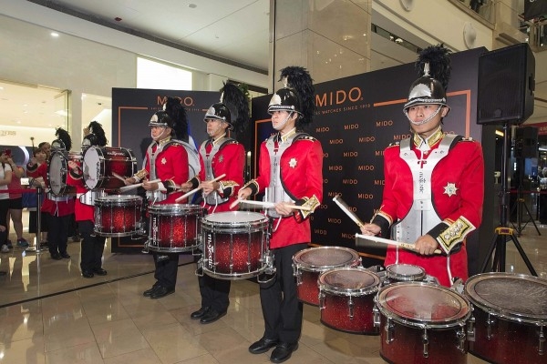 MIDO美度表台北101名品店開幕裝置啟動之後，打扮成英國皇家衛兵的鼓手們整齊劃一地出場。
