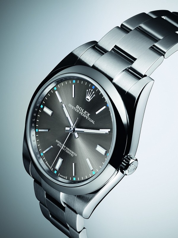 Oyster Perpetual腕錶配有實心鏈節904L鋼蠔式錶帶，穩固舒適，並配備由勞力士設計的摺疊蠔式帶扣。