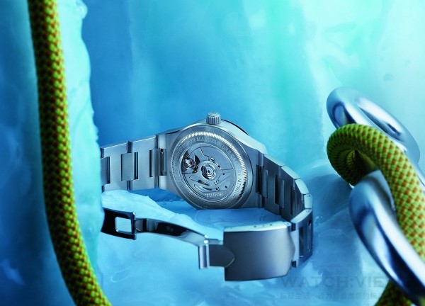 透過藍水晶底蓋可窺見North Flag腕錶所配置的 MT5621自動上鏈機芯，這細節在帝舵腕錶中亦是前所未有。