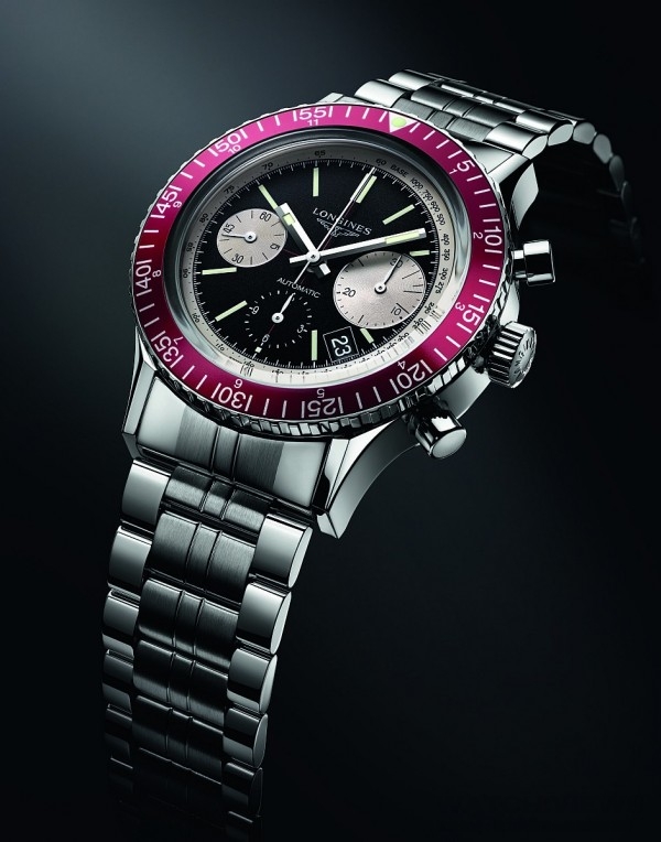 浪琴表1967復刻潛水腕錶的設計獨特，其乳光黑色面盤搭配不對稱排列的銀色計時盤。酒紅色刻度錶圈和銀色測速刻度為錶款整體色彩添增優雅氣息。