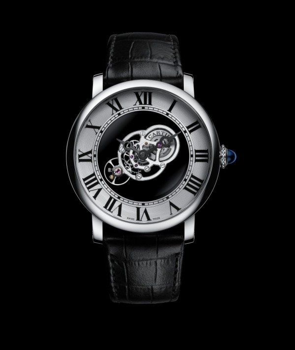 Rotonde de Cartier天體運轉式神秘陀飛輪腕錶，950鈀金錶殼，直徑43.5毫米，圓珠形錶冠，鑲嵌一顆凸圓形藍寶石，9462 MC型機芯，防水30米，黑色鱷魚皮錶帶附18K白金可調校式摺疊錶扣，參考價格約NT$ 5,850,000，編號並限量發售100枚，另有梯形切割鑽石鑲嵌錶鏈款式。 