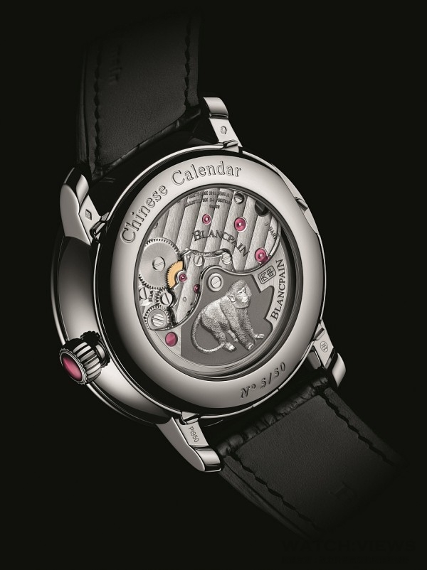 中國傳統曆法錶猴年鉑金限量版的錶背背自動盤上則刻有猴年生肖圖騰及丙申年字樣。