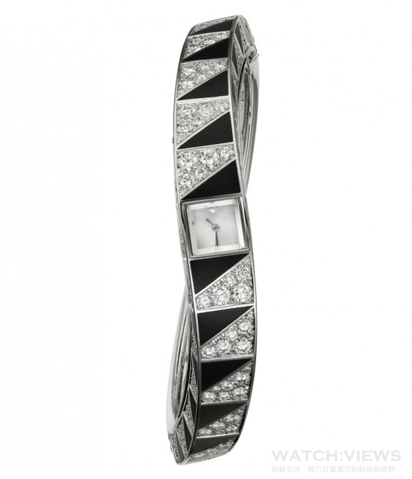 Cartier à l’infini腕錶，白K金，鑽石，黑色真漆材質，卡地亞101型工作坊精製手動上鍊機械機芯，參考價格約NT$ 18,500,000。