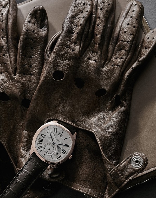 Drive de Cartier系列小複雜功能腕錶搭載卡地亞1904-FU MC型工作坊精製自動上鍊機芯，備有第二時區、晝夜顯示、大日期顯示和小秒針顯示功能。